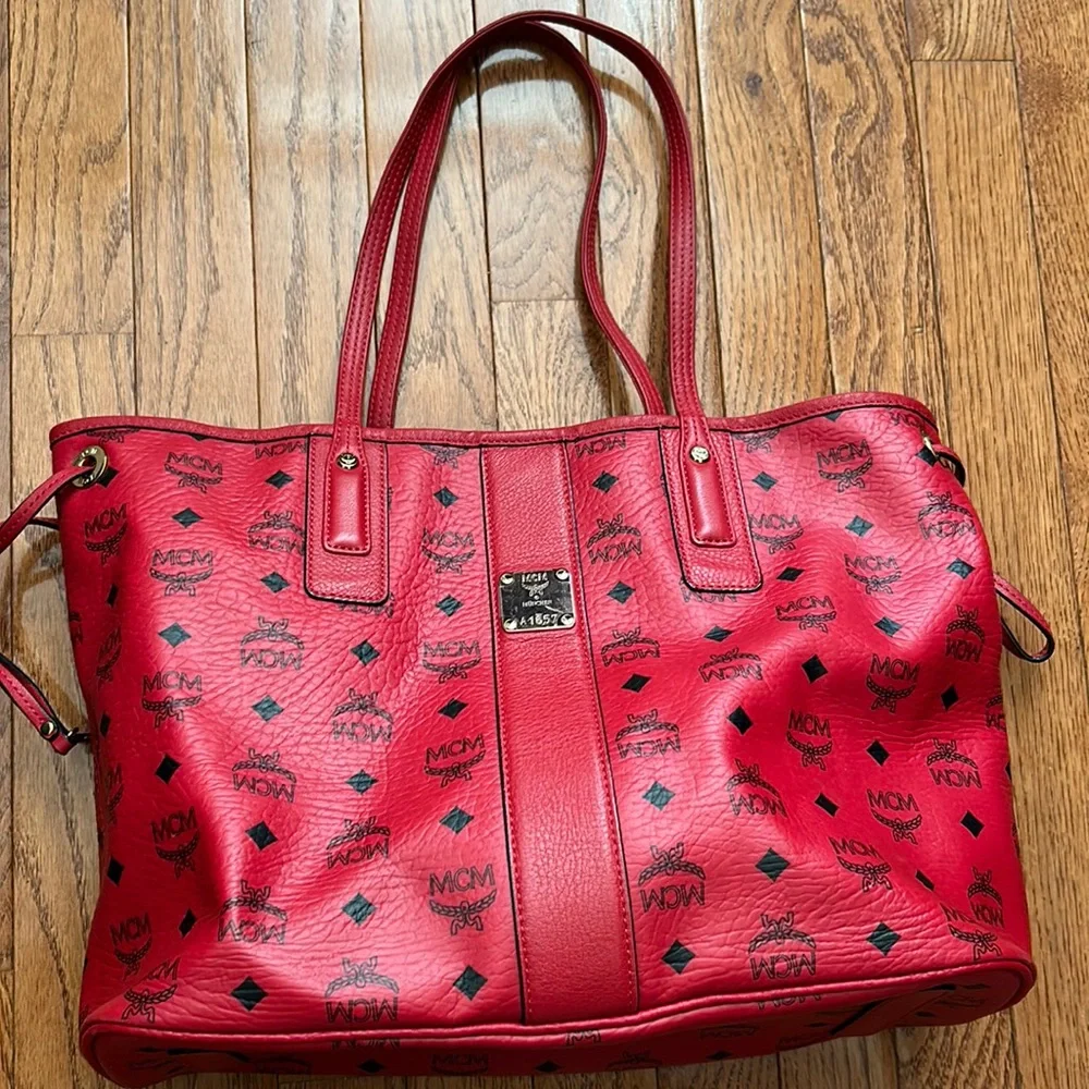 Authentic MCM Visetos Reversible Liz Red - Picture 1 of 6